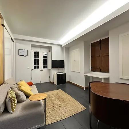 Acolhedor No Centro Da Cidade, Com Patio Privado. *